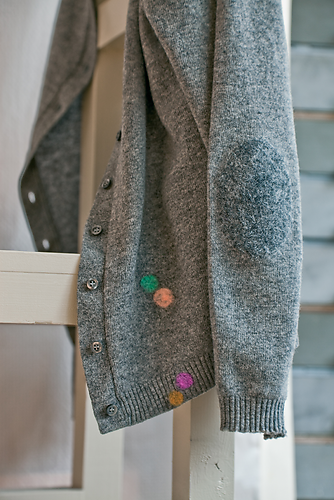 Cardigan repaired with Wool Filler by Heleen Klopper, photography Mandy Pieper